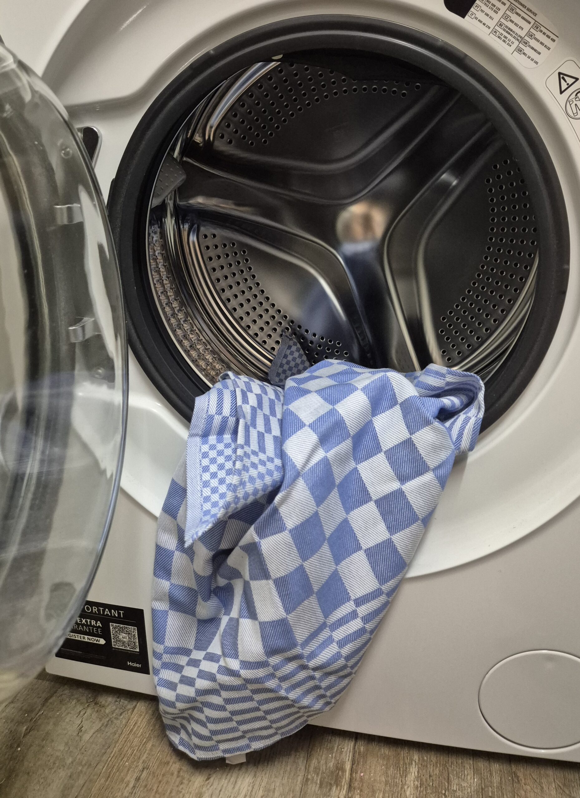 Blauw geruite katoenen keukenhanddoek in de wasmachine